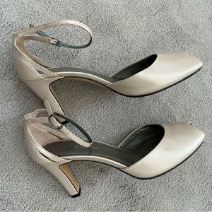 Liz Claiborne Leather Peep Toe 3” Pump- 7M- Champagne Color w Ankle Strap